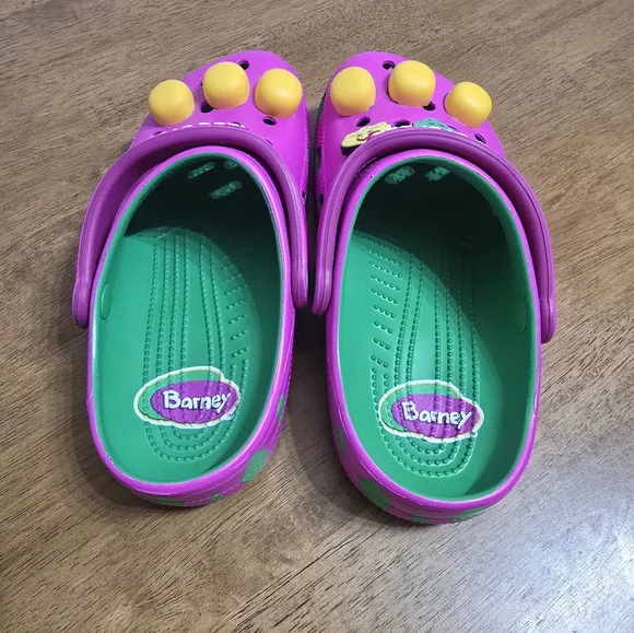 CROCS Barney With Charms Adult Size W7/M5 NWOT - Picture 3 of 4